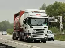Scania R400 mit Containerauflieger am 12.08.2011 auf der A4 kurz hinter der Niederlndischen Grenze.