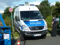 MB Sprinter der Bundespolizei steht am Bahnhof Sportfeld in Frankfurt/Main, August 2011
