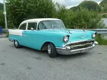 1957er Chevrolet Series 1500A Karosserievariante two-door Sedan steht an einer Tankstelle in Sdnorwegen, Juli 2011