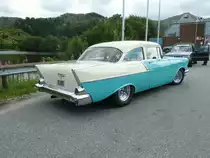 1957er Chevrolet Series 1500A Karosserievariante two-door Sedan steht an einer Tankstelle in Sdnorwegen, Juli 