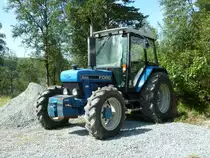Ford 5030 steht auf einem Parkplatz vor einer Berghttensiedlung in Sdnorwegen, Juli 2011

