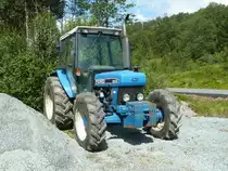 Ford 5030 steht auf einem Parkplatz vor einer Berghttensiedlung in Sdnorwegen, Juli 2011