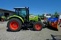 Claas Arion 420, hier mit angebautem Schiebeschild, der Allradschlepper mit 4-Zyl.Turbo-Diesel und 110PS wird seit 2009 gebaut, Aug.2011