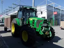 John-Deere 6230 ist am Weg zu einer Klberversteigerung;110607