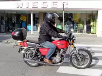 SUZUKI GS500E ist am Weg zu einem Harley-Davidson Treffen;110811