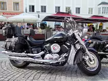 Yamaha dragstar-1100 possiert anlsslich der Harley-Charity-Tour2011 am Rieder Hauptplatz;110811