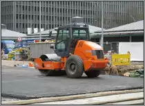 Dsseldorf, U-Bahn-Projekt Wehrhahnlinie, knftiger Haltepunkt Kirchplatz, 26.03.2011: Diese Hamm-Walze war am Kirchplatz im Einsatz, als an dem Wochenende 26./27.03.2011 die Straenbahngleise in der Elisabethstrae beim Kirchplatz wieder in ihre ursprngliche Lage gebracht und die Straendecke wiederhergestellt wurden. Zuvor war der Deckel der zuknftigen U-Bahn-Haltestelle fertiggestellt wurden.