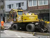 Dsseldorf, U-Bahn-Projekt Wehrhahnlinie, knftiger Haltepunkt Kirchplatz, 26.03.2011: Dieser Terex-Zweiwegebagger war an der Straenbahn-Haltestelle Kirchplatz im Einsatz, als an dem Wochenende 26./27.03.2011 die Straenbahngleise in der Elisabethstrae beim Kirchplatz wieder in ihre ursprngliche Lage gebracht wurden. Zuvor war der Deckel der zuknftigen U-Bahn-Haltestelle fertiggestellt wurden.