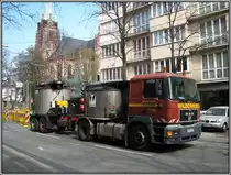 Dsseldorf, U-Bahn-Projekt Wehrhahnlinie, knftiger Haltepunkt Kirchplatz, 27.03.2011: Dieser MAN-LKW mit Asphaltkocher stand bereit, als an dem Wochenende 26./27.03.2011 die Straenbahngleise in der Elisabethstrae beim Kirchplatz wieder in ihre ursprngliche Lage gebracht wurden. Zuvor war der Deckel der zuknftigen U-Bahn-Haltestelle fertiggestellt wurden.