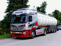 ACTROS von Wielend  am Weg zu einigen Milchsammelstellen;110813