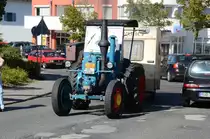 Lanz mit angehngtem Wohnwagen schleicht durch Taunusstein-Wehen auf dem Weg zur Oldtimerausstellung, August 2011