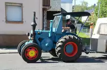 Lanz mit angehngtem Wohnwagen schleicht durch Taunusstein-Wehen auf dem Weg zur Oldtimerausstellung, August 2011
