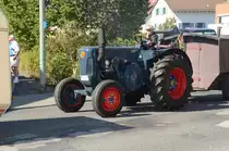 Lanz 60 mit angehngtem Schferwagen schleicht durch Taunusstein-Wehen auf dem Weg zur Oldtimerausstellung, August 2011