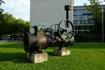 Lokomobile auf dem Sockel, steht als technisches Denkmal vor der Gewerbeschule in Freiburg, gebaut von Lanz in Mannheim 1920, 28PS, Aug.2011