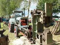 Deutz treibt einen Schmiedehammer anl. der Oldtimerausstellung des Deutz-Club Allmus, August 2011