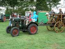 11er Deutz bringt eine Festgesellschaft, auf dem angehngten Leiterwagen sitzend, zur Oldtimerausstellung des Deutz-Club Allmus, August 2011