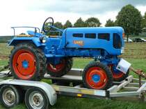 Lanz 1306 ist Gast, auf einem Transportanhnger stehend,  bei der Oldtimeraustellung des Deutz-Club Allmus, August 2011