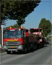 Nach der Fertigstellung des Strassenbelags wird der Aspahltfertiger mit einem Tieflader hier gezogen von einem M-B LKW zur n�chsten Baustellle gebracht.  01.09.11