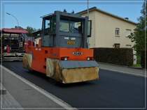 Hinter dem Asphaltfertiger wird der aufgetragene Belag von mehreren Vibrationswalzen verdichtet. Im Bild eine Hamm GRW 15.  01.09.11