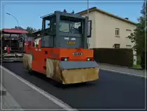 Hinter dem Asphaltfertiger wird der aufgetragene Belag von mehreren Vibrationswalzen verdichtet. Im Bild eine Hamm GRW 15.  01.09.11