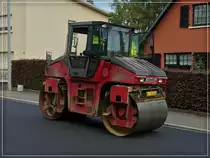 Diese Hamm DV 6 Super Vibrationswaltze f�hrt auch �ber den frisch aufgetragenen Asphalt um diesen gleichm�ssig festzudr�cken.  01.09.11