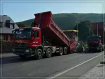 Im Schnekentempo geht es weiter, vom Kipper direkt in den Asphaltfertiger, welcher den Belag gleichm�ssig �ber die Abgefr�sste Strasse verteilt. 01.09.11