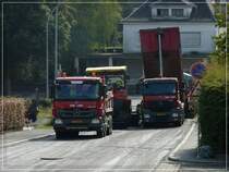 Diese beiden M-B Kipper haben frischen Aspahlt gebracht und fttern nun die Aspraltfertiger damit diese den Belag verteilen knnen.  01.09.11 