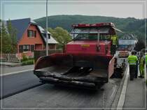 Dieser Dynapac Asphaltfertiger wartet auf frische Ware um seine Arbeit fortsetzen zu knnen.  01.09.11