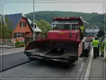 Dieser Dynapac Asphaltfertiger wartet auf frische Ware um seine Arbeit fortsetzen zu k�nnen.  01.09.11