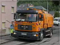 Hinter dem Asphaltfr�ser f�hrt dieser MAN mit Staubsaugeraufbau, fegt und saugt den liegengelassen Rollsplitt in seinen Tank.  30.08.11 