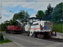 Mit dieser Wirtgen Asphaltfr�se der Strassenbaufirma Rabotech, wurde die obere Schicht von dem alten Strassenbelag abgefr�sst.  30.08.11