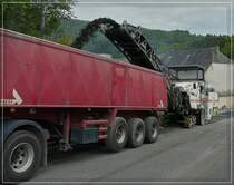 . Mit dieser Wirtgen Asphaltfrse der Strassenbaufirma Rabotech, wird die obere Schicht von dem alten Strassenbelag abgefrsst und via Frderband inden vor Ihr herfahrenden Kipper entsorgt.  30.08.11 