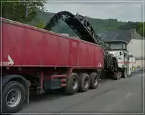 . Mit dieser Wirtgen Asphaltfr�se der Strassenbaufirma Rabotech, wird die obere Schicht von dem alten Strassenbelag abgefr�sst und via F�rderband inden vor Ihr herfahrenden Kipper entsorgt.  30.08.11 