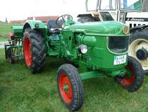 Deutz mit angehngter Shmaschine steht anl. der Oldtimeraustellung des Deutz-Club Allmus auf dem Ausstellungsgelnde, August 2011