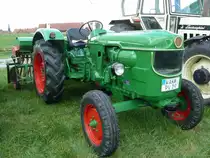 Deutz mit angeh�ngter S�hmaschine steht anl. der Oldtimeraustellung des Deutz-Club Allmus auf dem Ausstellungsgel�nde, August 2011