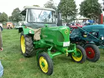 Lanz in der JohnDeere-Farbgebung steht anl. der Oldtimeraustellung des Deutz-Club Allmus auf dem Ausstellungsgel�nde, August 2011