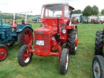 Farmall steht anl. der Oldtimeraustellung des Deutz-Club Allmus auf dem Ausstellungsgelnde, August 2011