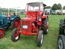 Farmall steht anl. der Oldtimeraustellung des Deutz-Club Allmus auf dem Ausstellungsgel�nde, August 2011