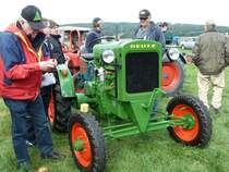 =Start des 11er Deutz: Zündhütchen in den Halter einsetzen und anschl. in den Zylinder einschrauben,.... (gesehen beim Oldtimertreffen des Deutz-Club Allmus), August 2011