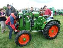 =Start des 11er Deutz: .... danach kräftig die Kurbel drehen und schon läuft er (gesehen beim Oldtimertreffen des Deutz-Club Allmus), August 2011
