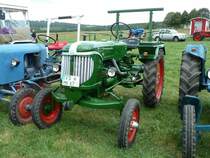 Gldner steht anl. der Oldtimeraustellung des Deutz-Club Allmus auf dem Ausstellungsgelnde, August 2011