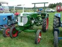 G�ldner steht anl. der Oldtimeraustellung des Deutz-Club Allmus auf dem Ausstellungsgel�nde, August 2011