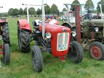 Massey Ferguson steht anl. der Oldtimeraustellung des Deutz-Club Allmus auf dem Ausstellungsgelnde, August 2011

