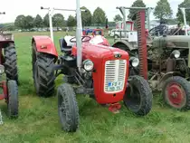 Massey Ferguson steht anl. der Oldtimeraustellung des Deutz-Club Allmus auf dem Ausstellungsgel�nde, August 2011

