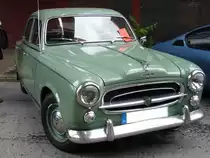 Peugeot 403 Grand Luxe. 04.1955 - 02.1967. Dem 403 war aufgrund seiner Solidit�t nicht nur in Frankreich gro�er Verkaufserfolg beschienen. Es gab diesen Wagen in etlichen Motorisierungen als Benziner oder Diesel. Hier wurde ein Modell vor 1959 abgelichtet, das noch den L�wenkopf auf der Motorhaube tr�gt. Dieser mu�te 1959 aufgrund einer gesetzlichen Regelung (Unfallschutz)wegfallen. Oldtimertreffen Kokerei Zollverein 04.09.2011.