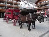 Die G�ste des Mont Cervin Palace Hotels in Zermatt werden am Bahnhof mit einer Kutsche abgeholt (15.3.2010). G�ste anderer Hotels m�ssen sich dagegen in kleine Elektrowagen zw�ngen, da Zermatt weitgehend autofrei ist.