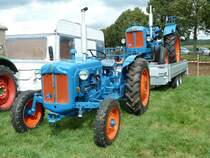 Fordson Dexta hat einen Verwandten zur Oldtimerausstellung des Deutz-Club Allmus geschleppt, August 2011