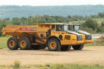 Zwei Volvo A35E Dumper am 19.08.2011 am Rande des Braunkohletagebau Hambach.