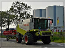 Claas Lexion 550 fhrt am spten Nachmittag des 02.09.11 mit angehngtem Mhwerk zum nchsten Einsatz.