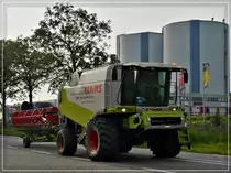 Claas Lexion 550 f�hrt am sp�ten Nachmittag des 02.09.11 mit angeh�ngtem M�hwerk zum n�chsten Einsatz.